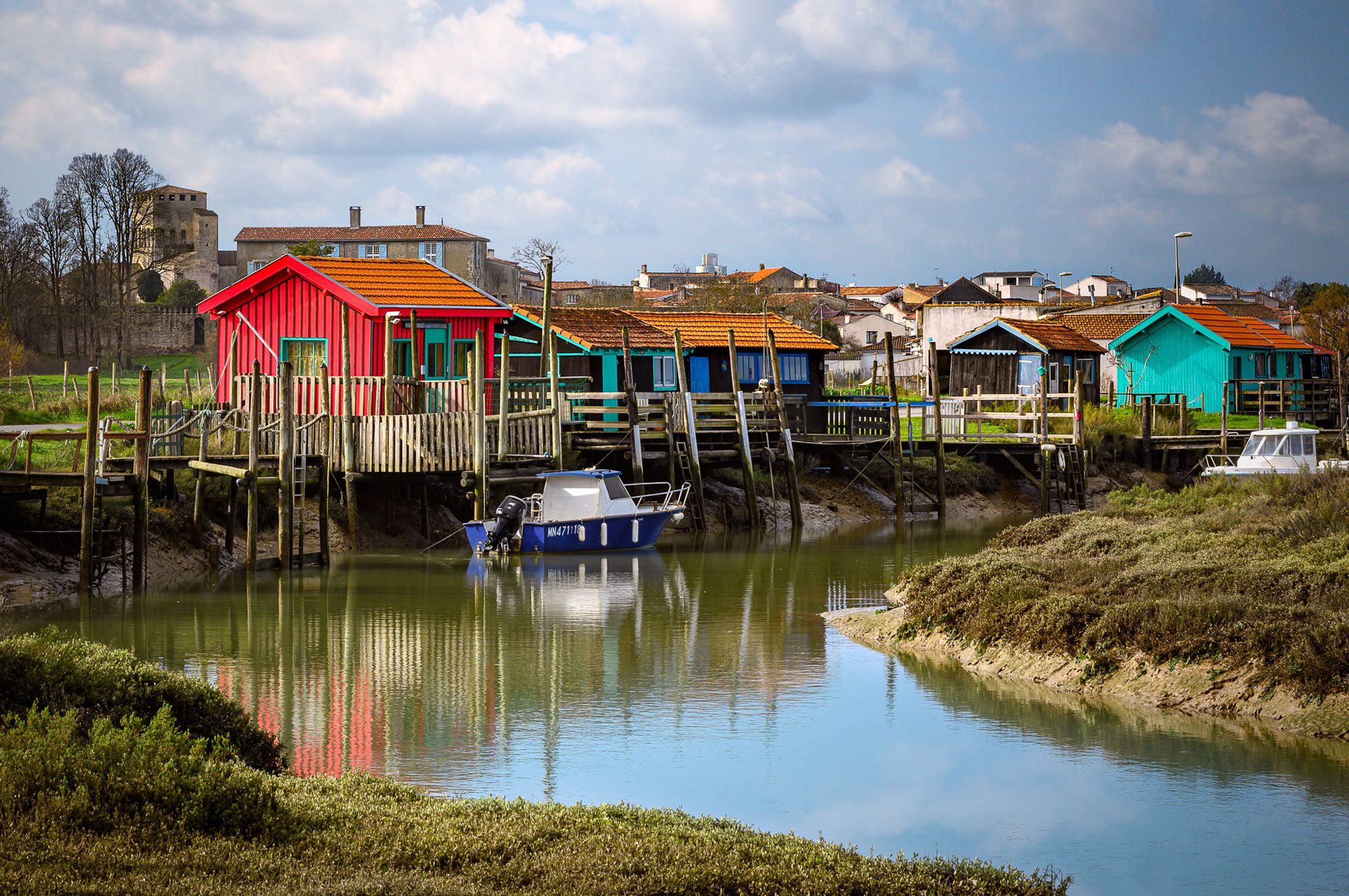 mornac-sur-seudre-vue-bateaux-et-village