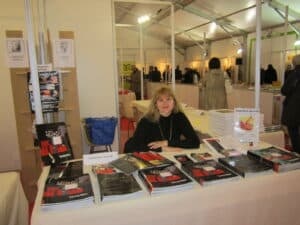 Corinne Vilcaz invitée d'honneur Salon du livre de Villeneuve sur lot 2012. A côté de Eva Darlan